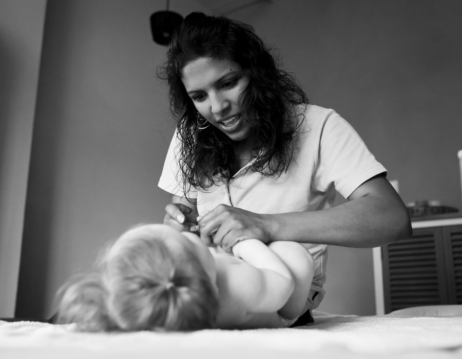 Maddy geeft een behandeling in haar praktijk in Wamel