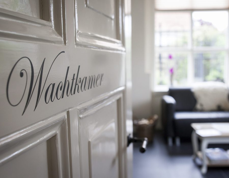 De wachtkamer van Massagepraktijk Maddy met de deur naar de behandelkamer